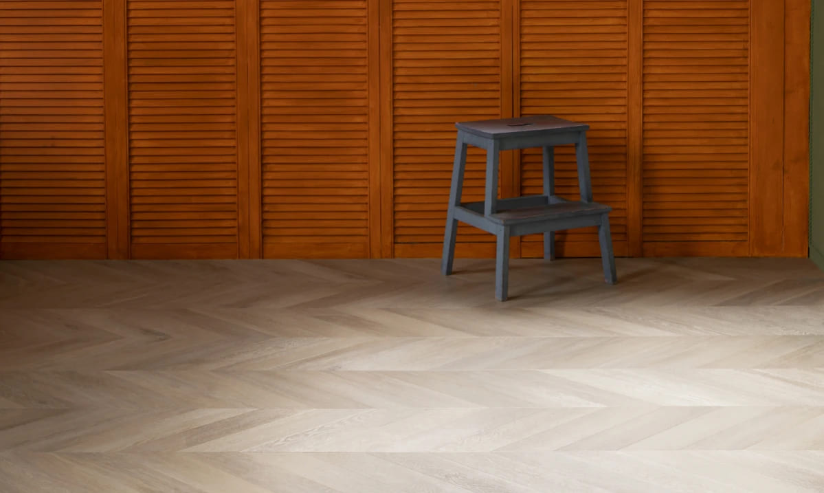 Кварцвиниловая плитка Vinilam клеевая Parquet Chevron Glue Шеврон Сезар RI4445118CL4 французская елка 690×115×2,5 фото в интерьере