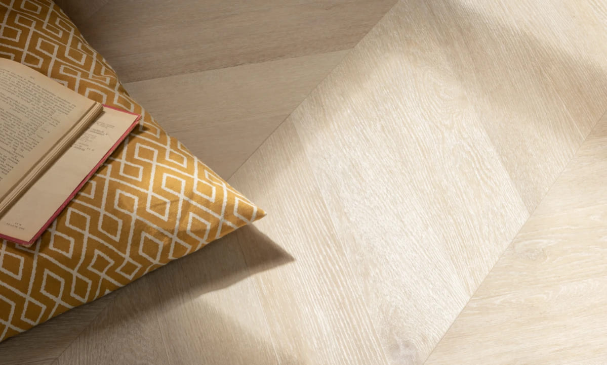 Кварцвиниловая плитка Vinilam клеевая Parquet Chevron Glue Шеврон Сезар RI4445118CL4 французская елка 690×115×2,5 фото в интерьере