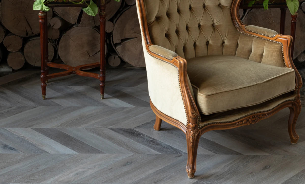 Кварцвиниловая плитка Vinilam клеевая Parquet Chevron Glue Шеврон Легран RI444515CL4 французская елка 690×115×2,5 фото в интерьере