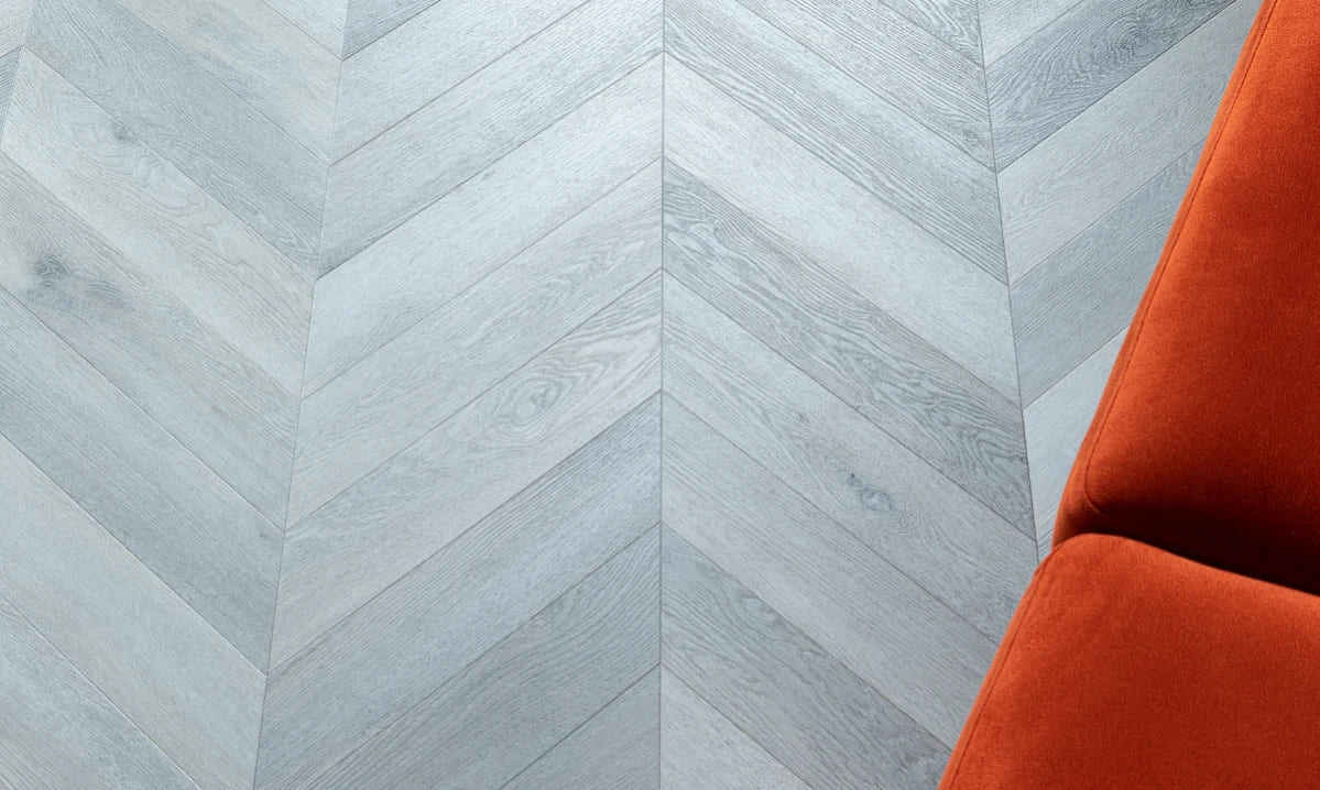 Кварцвиниловая плитка Vinilam клеевая Parquet Chevron Glue Шеврон Легран RI444515CL4 французская елка 690×115×2,5 фото в интерьере