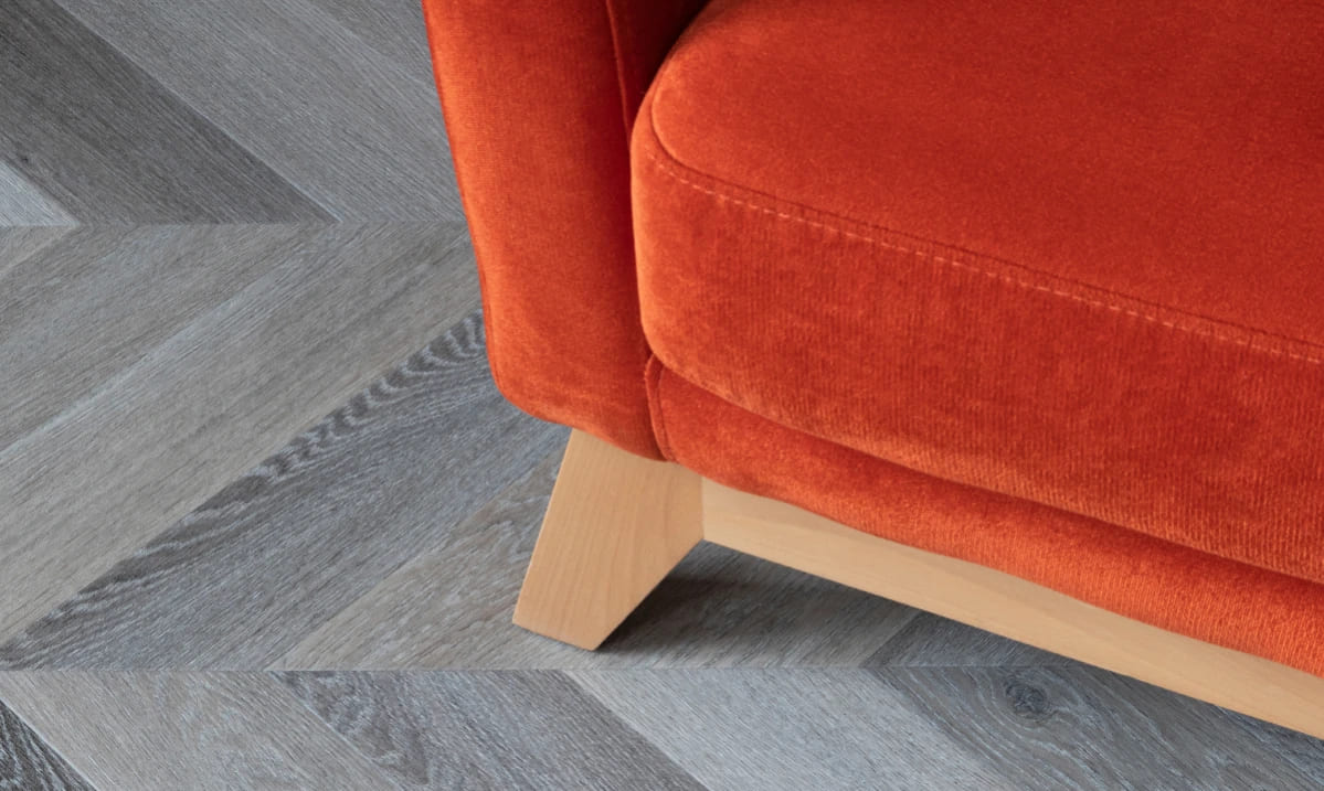 Кварцвиниловая плитка Vinilam клеевая Parquet Chevron Glue Шеврон Легран RI444515CL4 французская елка 690×115×2,5 фото в интерьере