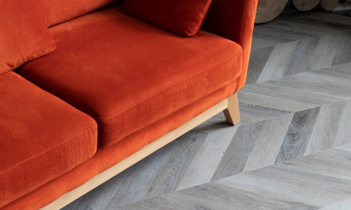 Кварцвиниловая плитка Vinilam клеевая Parquet Chevron Glue Шеврон Легран RI444515CL4 французская елка 690×115×2,5 фото в интерьере