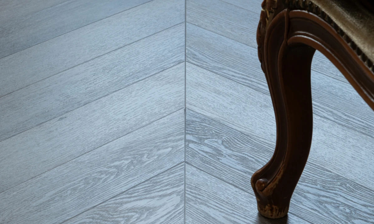 Кварцвиниловая плитка Vinilam клеевая Parquet Chevron Glue Шеврон Легран RI444515CL4 французская елка 690×115×2,5 фото в интерьере