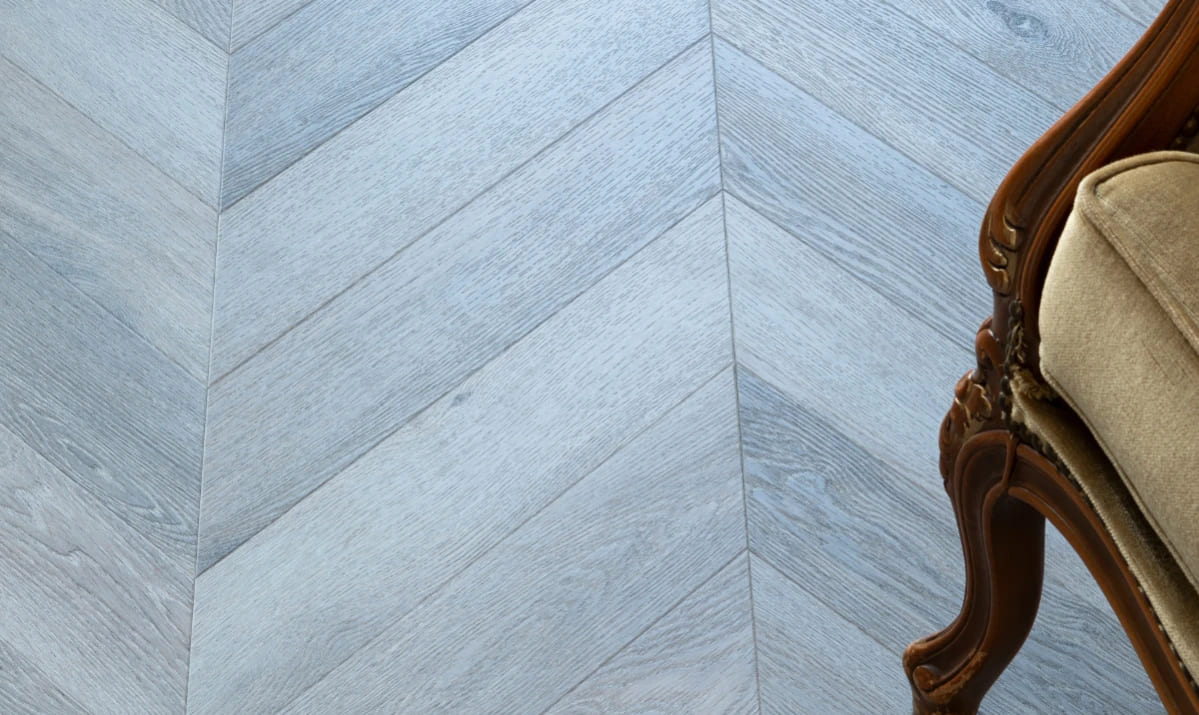 Кварцвиниловая плитка Vinilam клеевая Parquet Chevron Glue Шеврон Легран RI444515CL4 французская елка 690×115×2,5 фото в интерьере