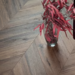 Кварцвиниловая плитка Vinilam клеевая Parquet Chevron Glue Шеврон Лувр I107516 французская елка 690×115×2,5