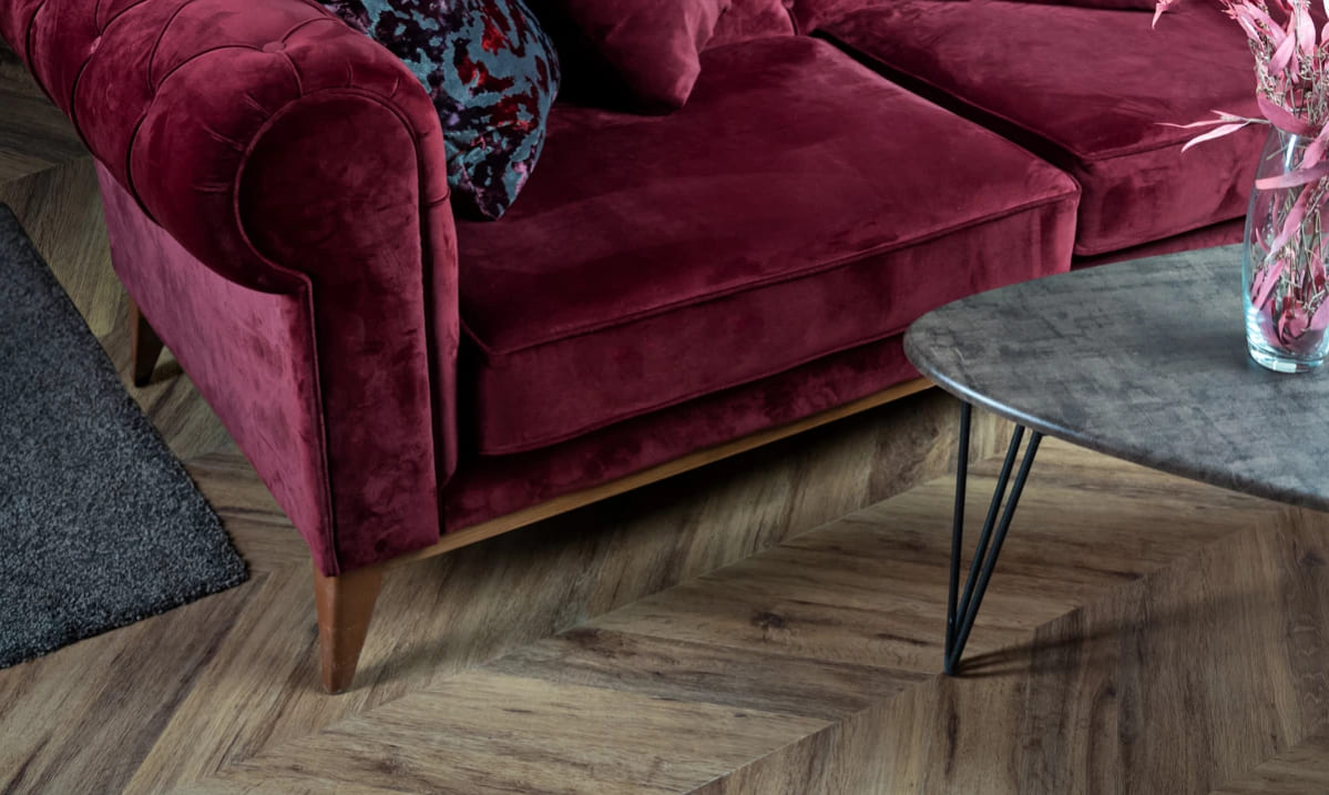 Кварцвиниловая плитка Vinilam клеевая Parquet Chevron Glue Шеврон Лувр I107516 французская елка 690×115×2,5 фото в интерьере