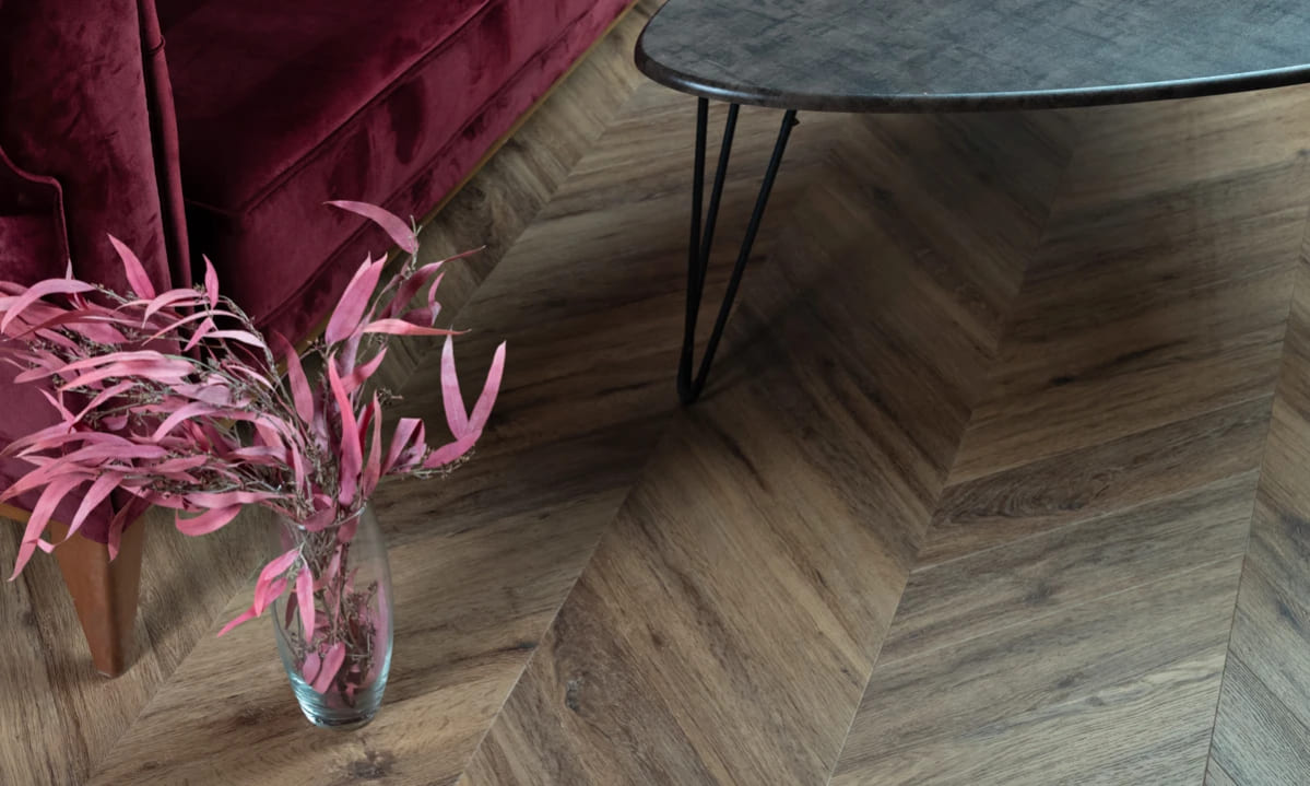 Кварцвиниловая плитка Vinilam клеевая Parquet Chevron Glue Шеврон Лувр I107516 французская елка 690×115×2,5 фото в интерьере