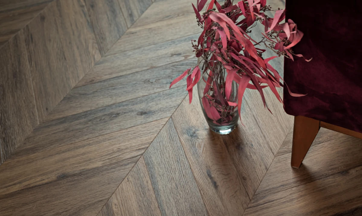 Кварцвиниловая плитка Vinilam клеевая Parquet Chevron Glue Шеврон Лувр I107516 французская елка 690×115×2,5 фото в интерьере