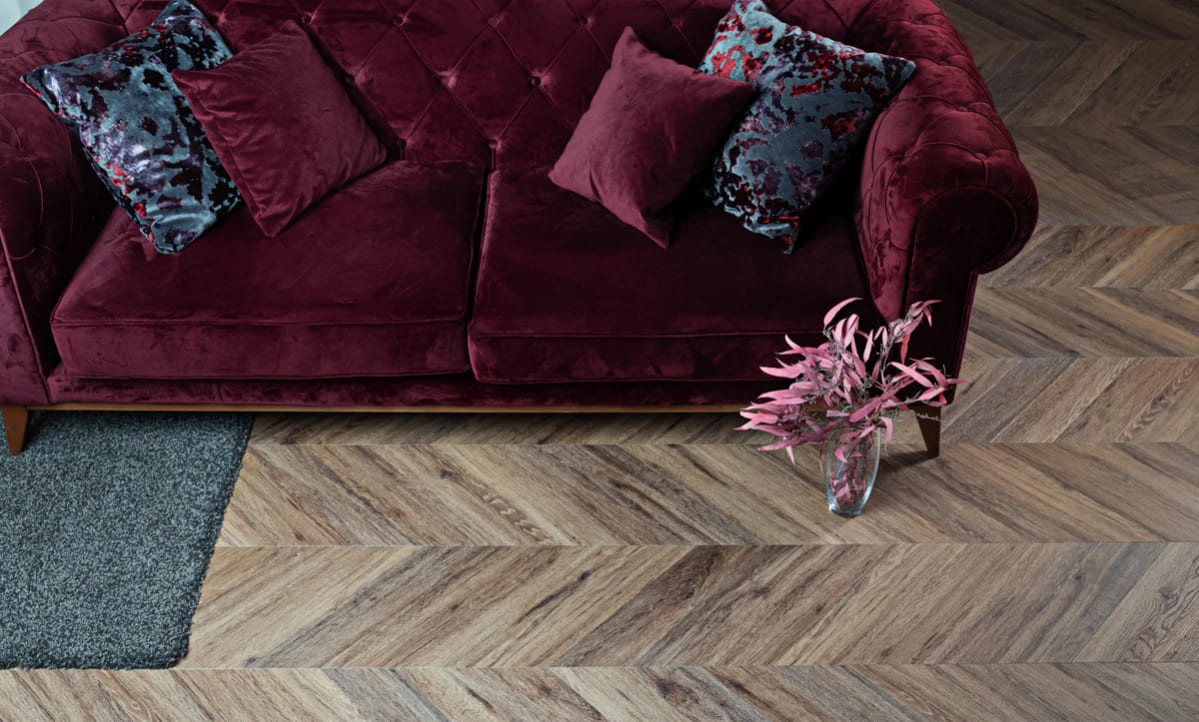Кварцвиниловая плитка Vinilam клеевая Parquet Chevron Glue Шеврон Лувр I107516 французская елка 690×115×2,5 фото в интерьере