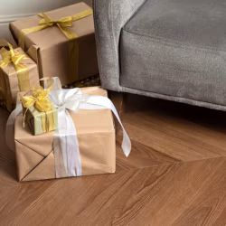Кварцвиниловая плитка Vinilam клеевая Parquet Chevron Glue Шеврон Плезир I1651102 французская елка 690×115×2,5