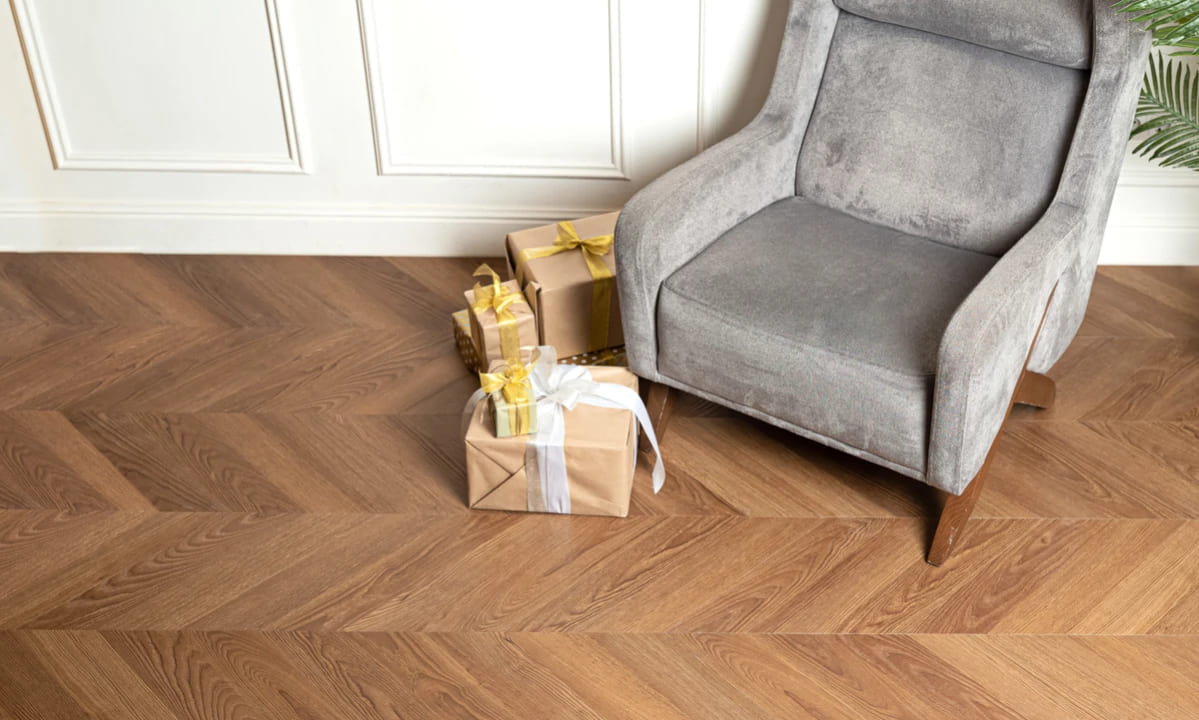 Кварцвиниловая плитка Vinilam клеевая Parquet Chevron Glue Шеврон Плезир I1651102 французская елка 690×115×2,5 фото в интерьере