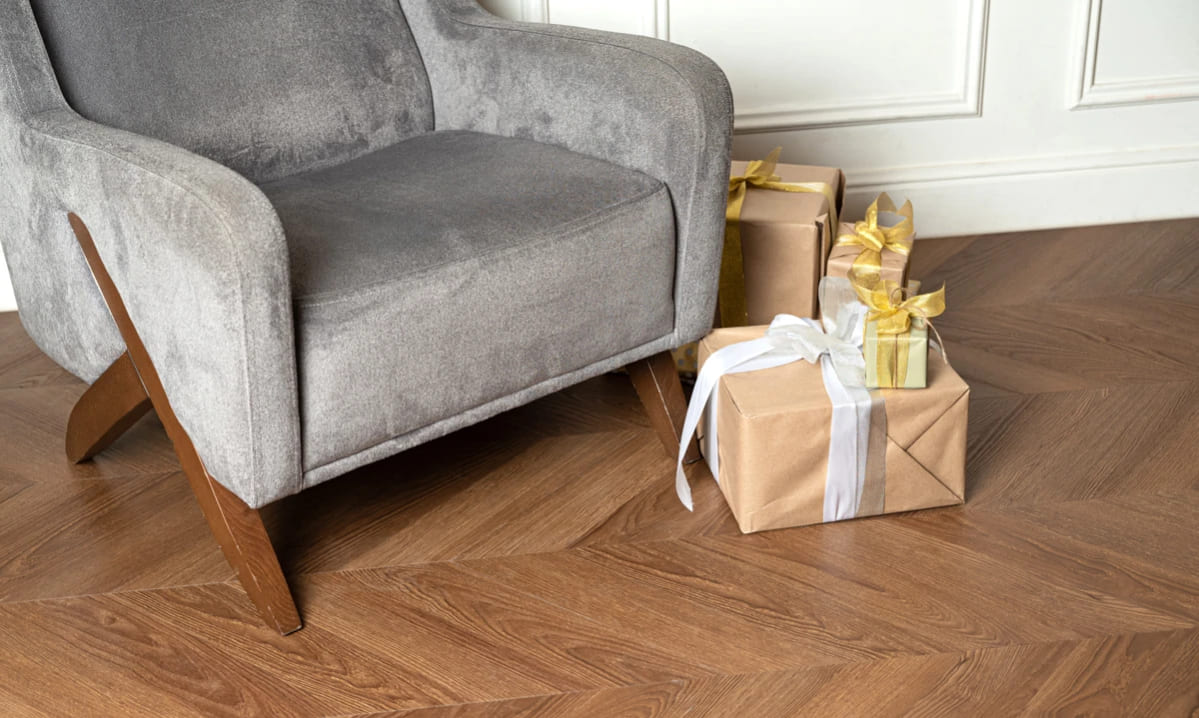 Кварцвиниловая плитка Vinilam клеевая Parquet Chevron Glue Шеврон Плезир I1651102 французская елка 690×115×2,5 фото в интерьере