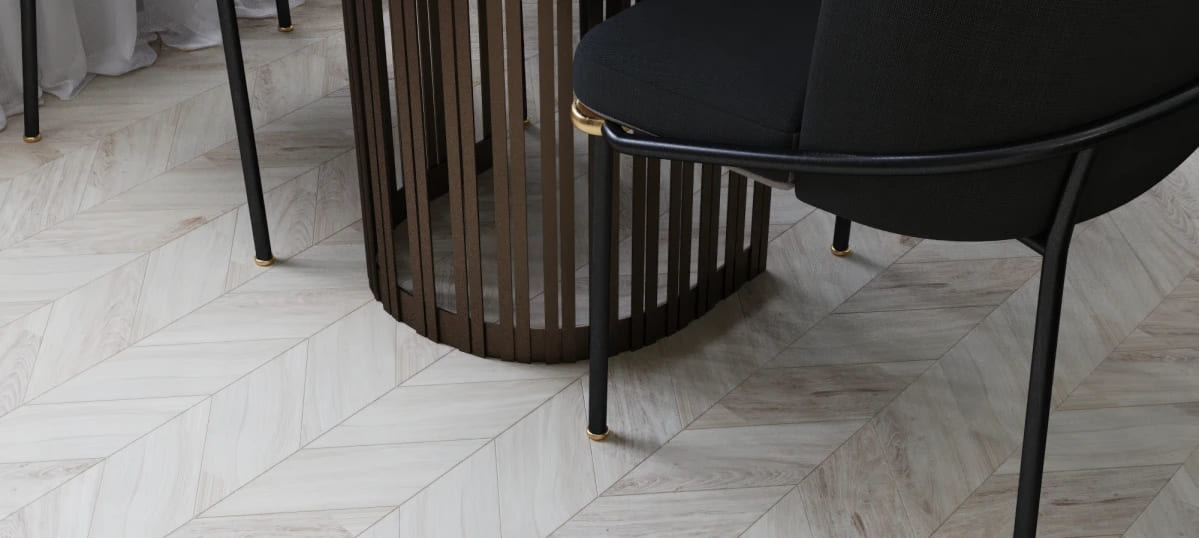 Кварцвиниловая плитка Vinilam клеевая Parquet Chevron Glue Шеврон Бриссак RI4777CL7 французская елка 690×115×2,5 фото в интерьере