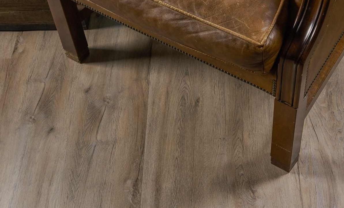 Кварцвиниловый SPC ламинат Vinilam Ceramo Cork Дуб Женева 8870-EIR 1520×225×8 фото в интерьере