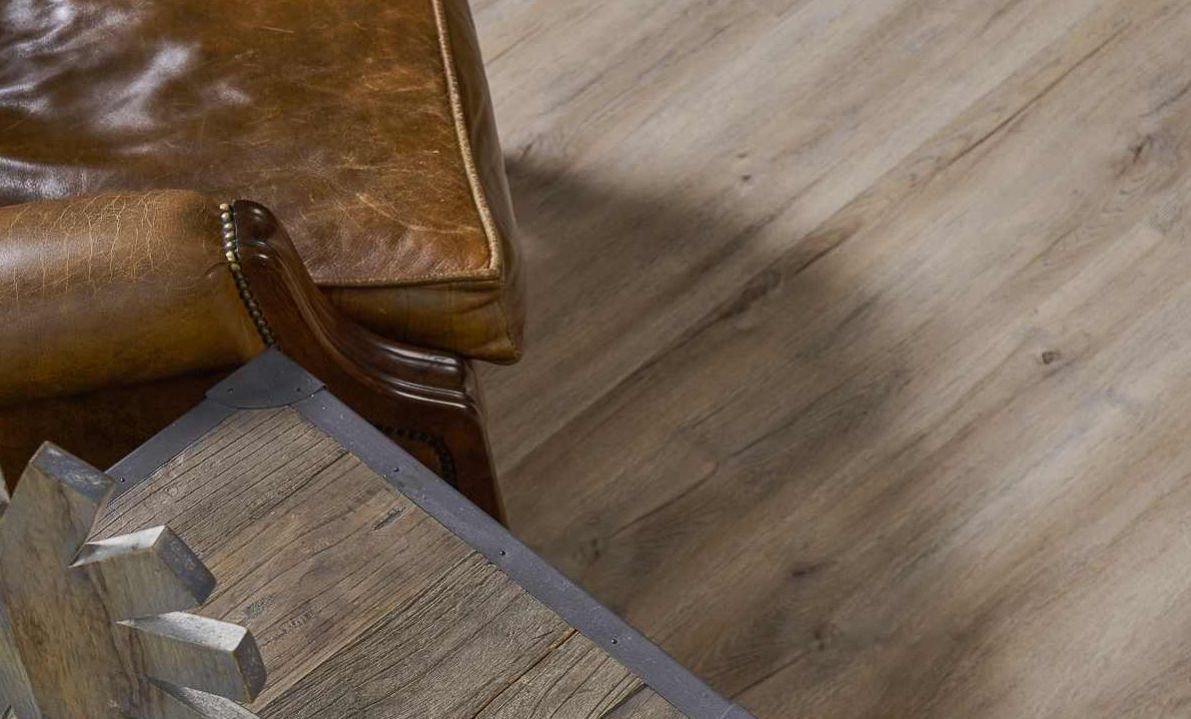 Кварцвиниловый SPC ламинат Vinilam Ceramo Cork Дуб Женева 8870-EIR 1520×225×8 фото в интерьере