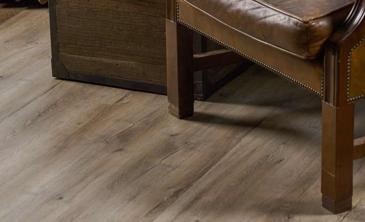 Кварцвиниловый SPC ламинат Vinilam Ceramo Cork Дуб Женева 8870-EIR 1520×225×8 фото в интерьере