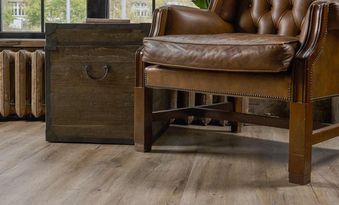 Кварцвиниловый SPC ламинат Vinilam Ceramo Cork Дуб Женева 8870-EIR 1520×225×8 фото в интерьере