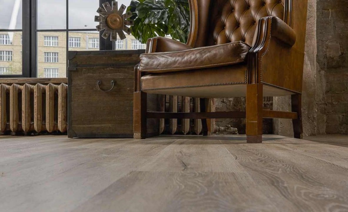 Кварцвиниловый SPC ламинат Vinilam Ceramo Cork Дуб Женева 8870-EIR 1520×225×8 фото в интерьере