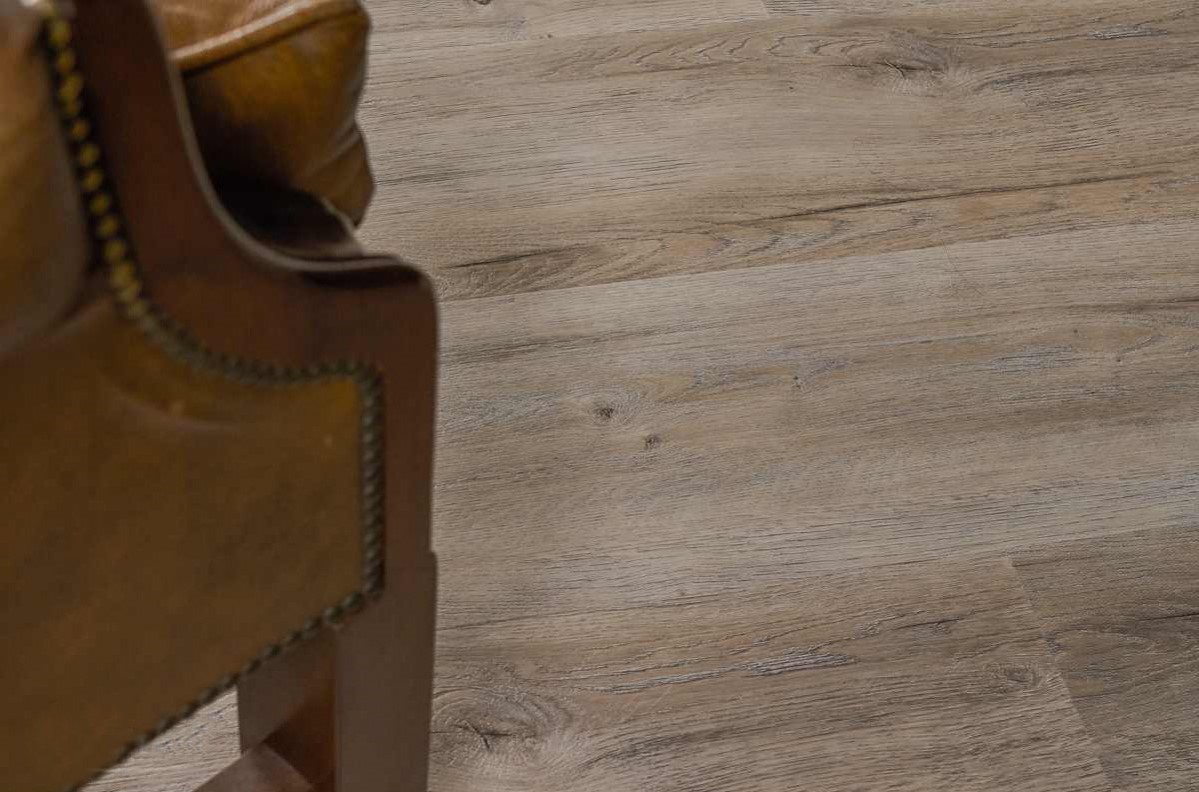 Кварцвиниловый SPC ламинат Vinilam Ceramo Cork Дуб Женева 8870-EIR 1520×225×8 фото в интерьере