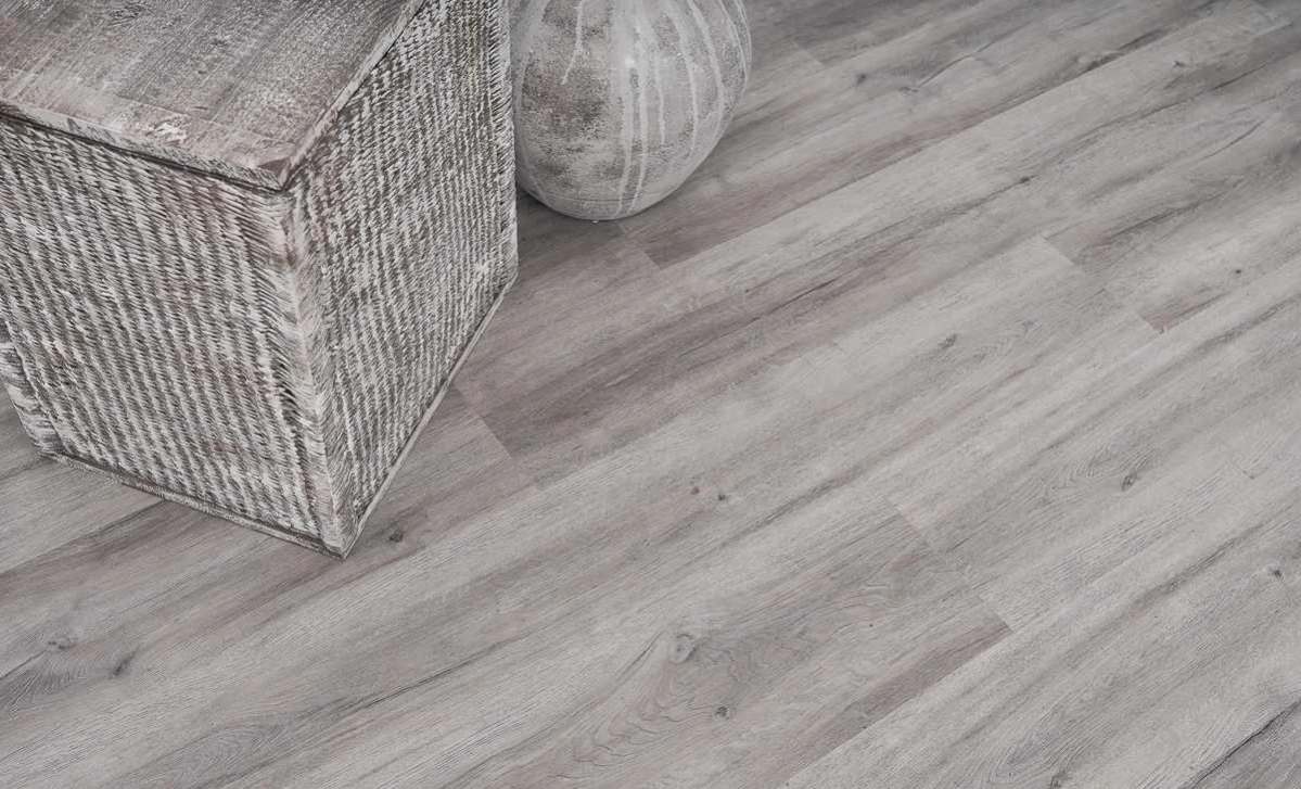 Кварцвиниловый SPC ламинат Vinilam Ceramo Cork Дуб Давос 8880-EIR 1520×225×8 фото в интерьере