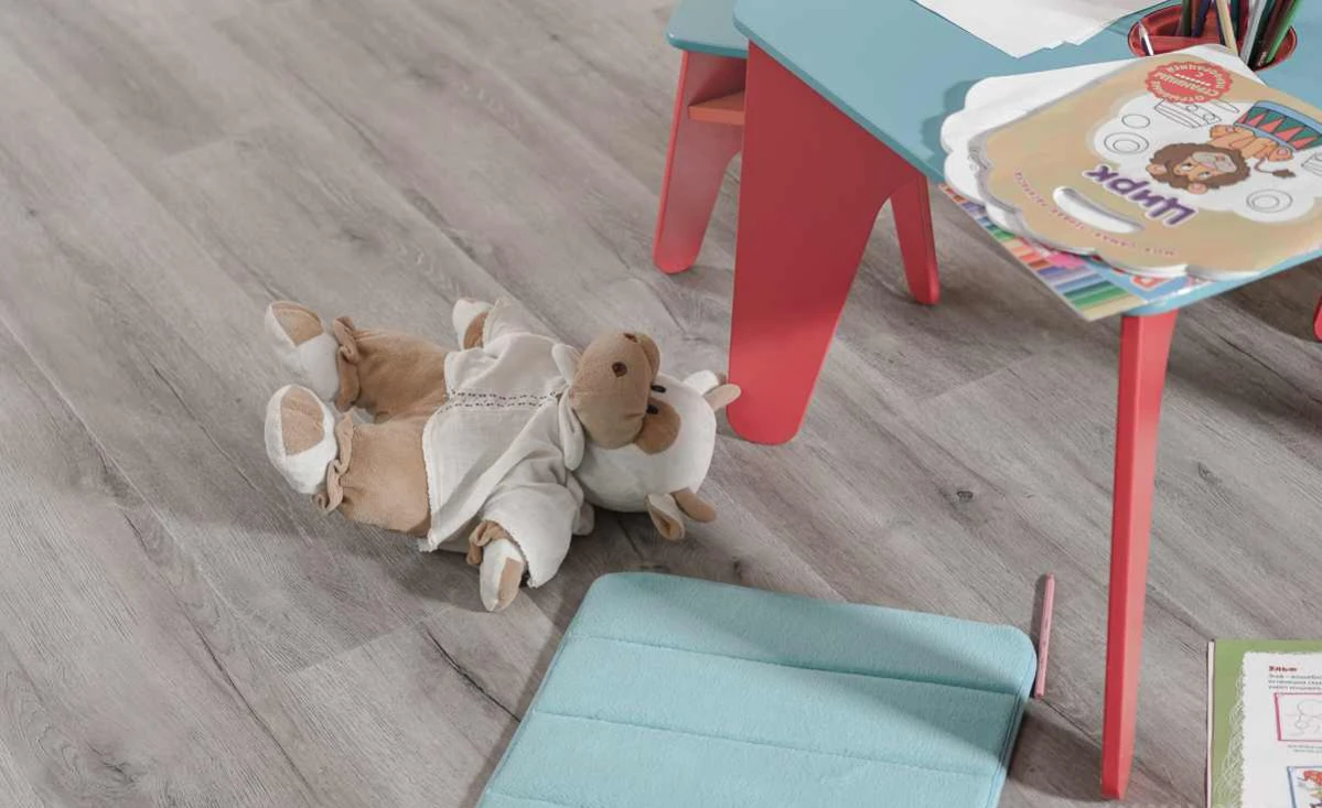 Кварцвиниловый SPC ламинат Vinilam Ceramo Cork Дуб Давос 8880-EIR 1520×225×8 фото в интерьере