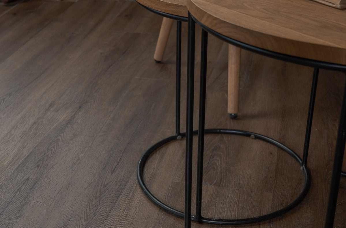 Кварцвиниловый SPC ламинат Vinilam Ceramo Cork Дуб Берн 8885-EIR 1520×225×8 фото в интерьере