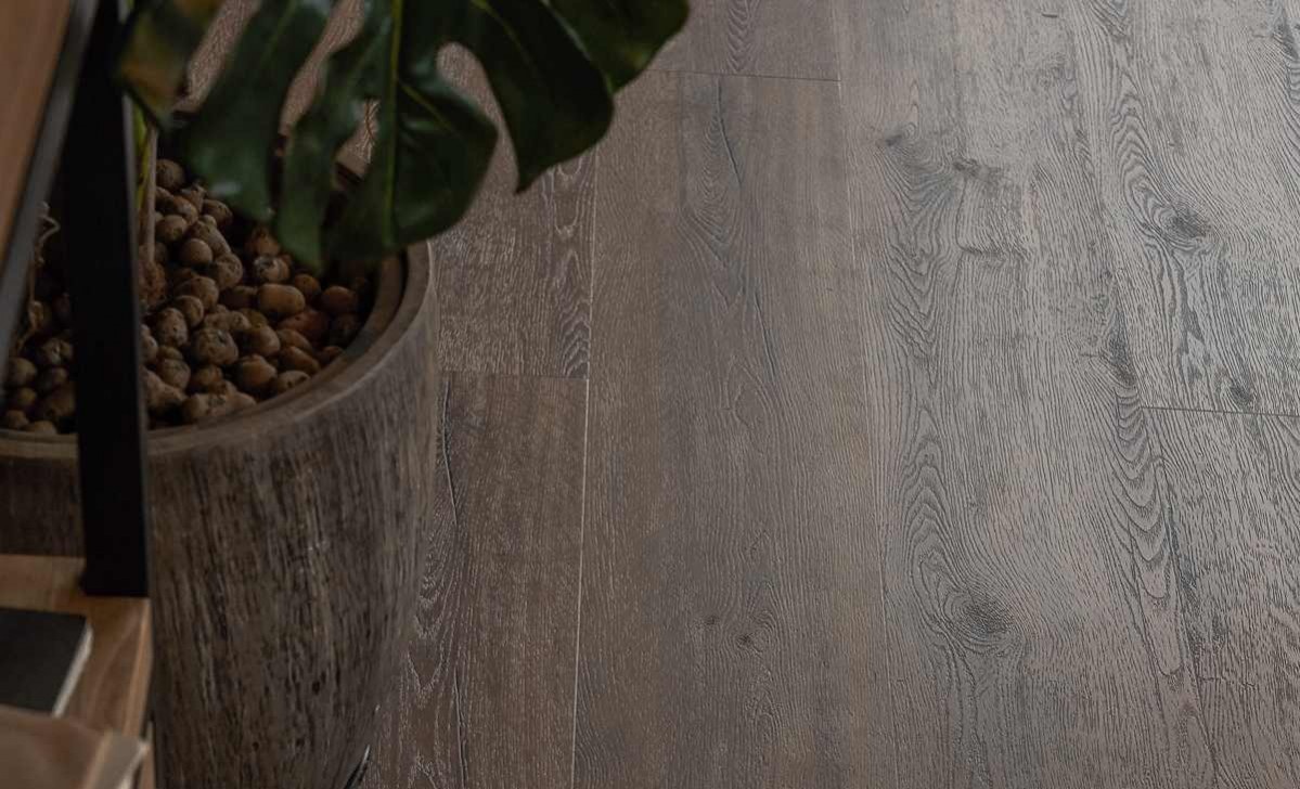 Кварцвиниловый SPC ламинат Vinilam Ceramo Cork Дуб Берн 8885-EIR 1520×225×8 фото в интерьере