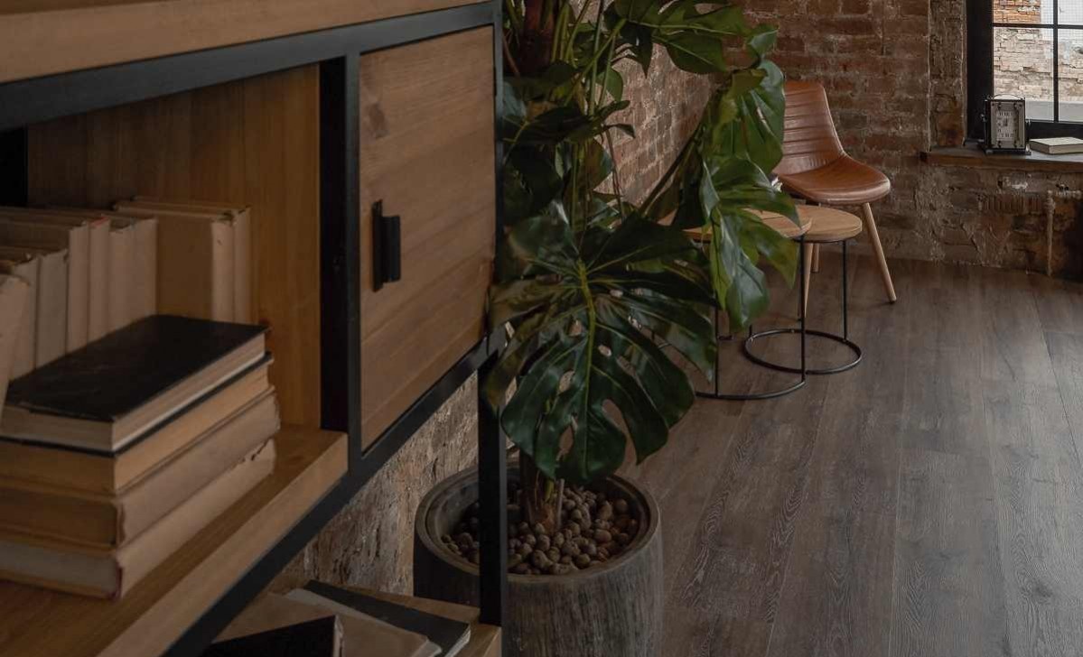 Кварцвиниловый SPC ламинат Vinilam Ceramo Cork Дуб Берн 8885-EIR 1520×225×8 фото в интерьере