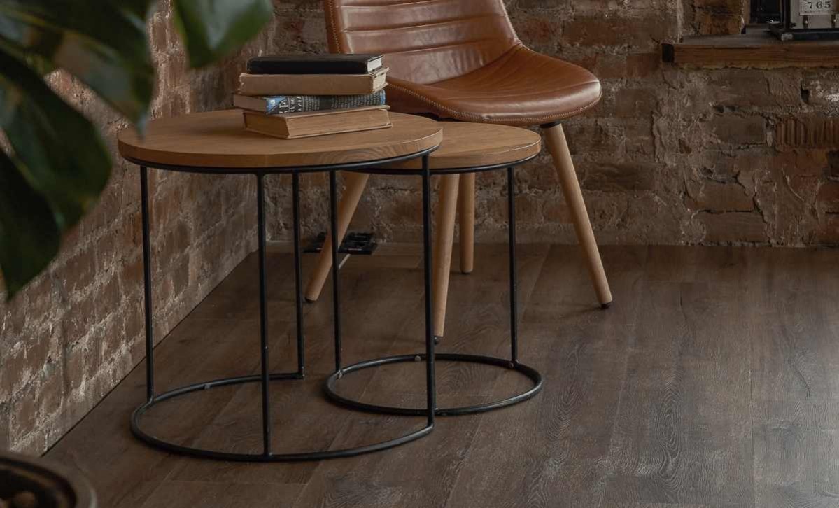 Кварцвиниловый SPC ламинат Vinilam Ceramo Cork Дуб Берн 8885-EIR 1520×225×8 фото в интерьере