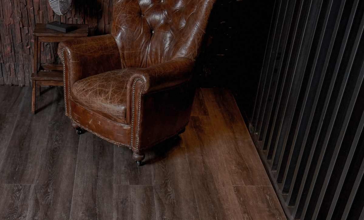 Кварцвиниловый SPC ламинат Vinilam Ceramo Cork Дуб Лугано 8890-EIR 1520×225×8 фото в интерьере