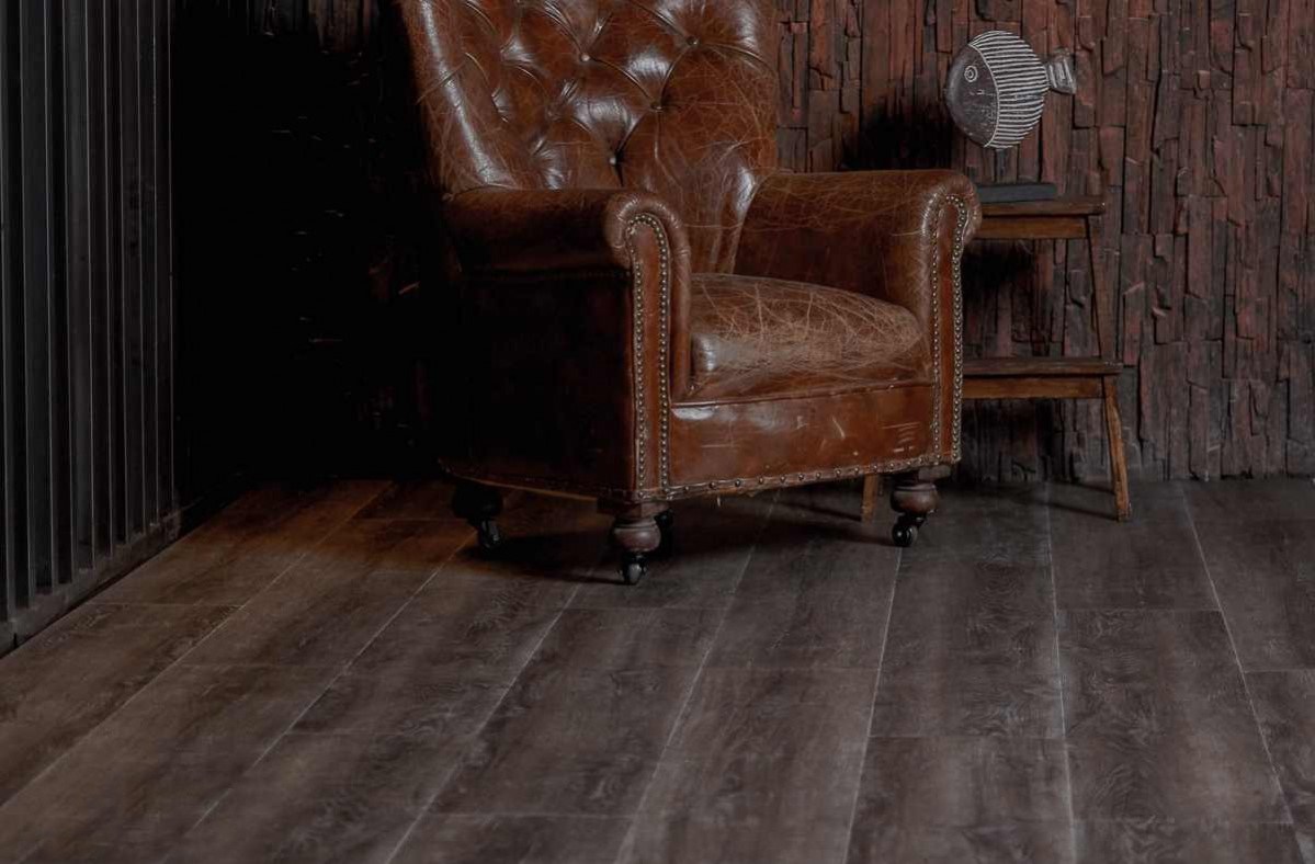 Кварцвиниловый SPC ламинат Vinilam Ceramo Cork Дуб Лугано 8890-EIR 1520×225×8 фото в интерьере