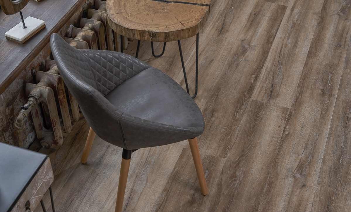 Кварцвиниловый SPC ламинат Vinilam Ceramo Cork Дуб Биль 8895-EIR 1520×225×8 фото в интерьере