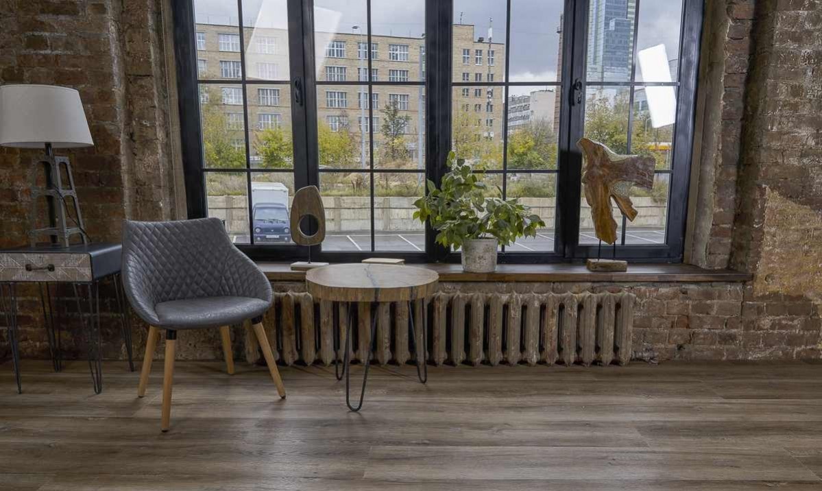 Кварцвиниловый SPC ламинат Vinilam Ceramo Cork Дуб Биль 8895-EIR 1520×225×8 фото в интерьере