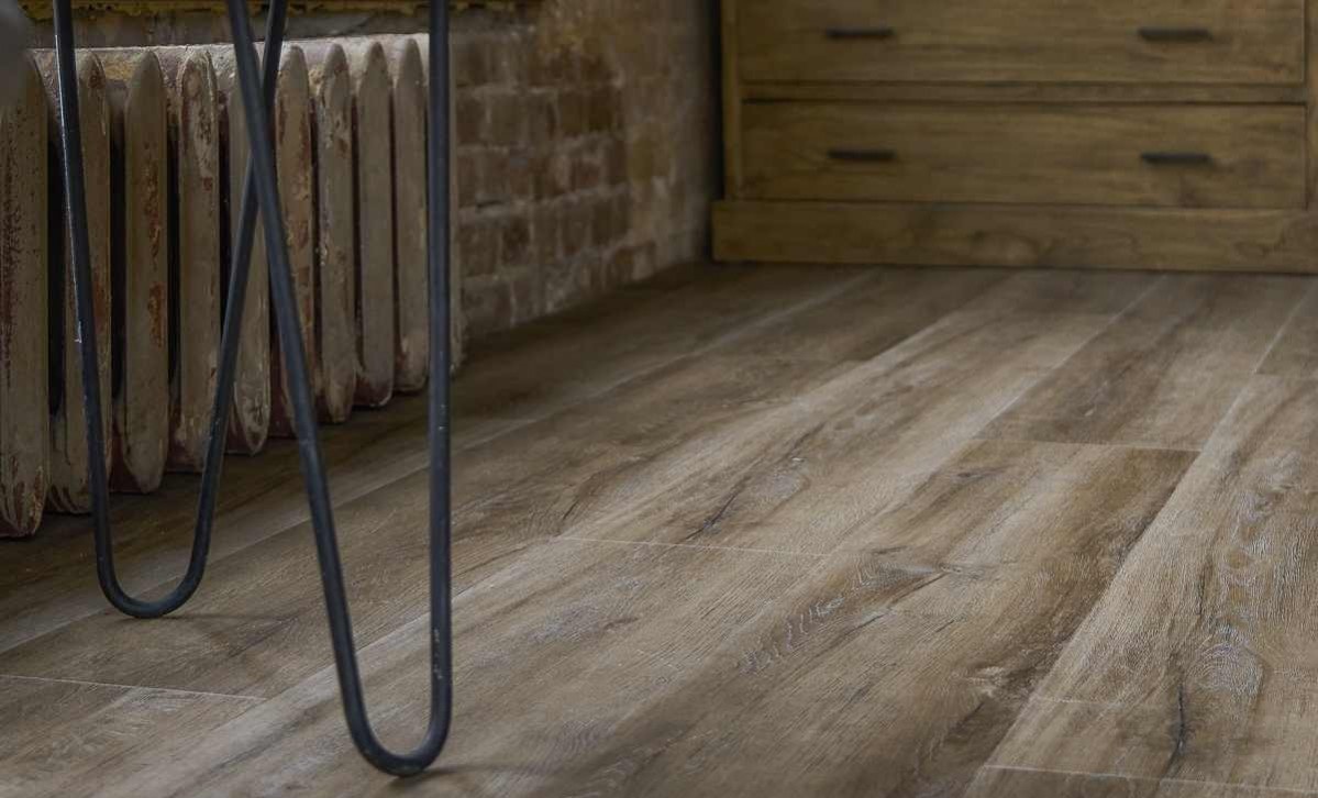 Кварцвиниловый SPC ламинат Vinilam Ceramo Cork Дуб Биль 8895-EIR 1520×225×8 фото в интерьере