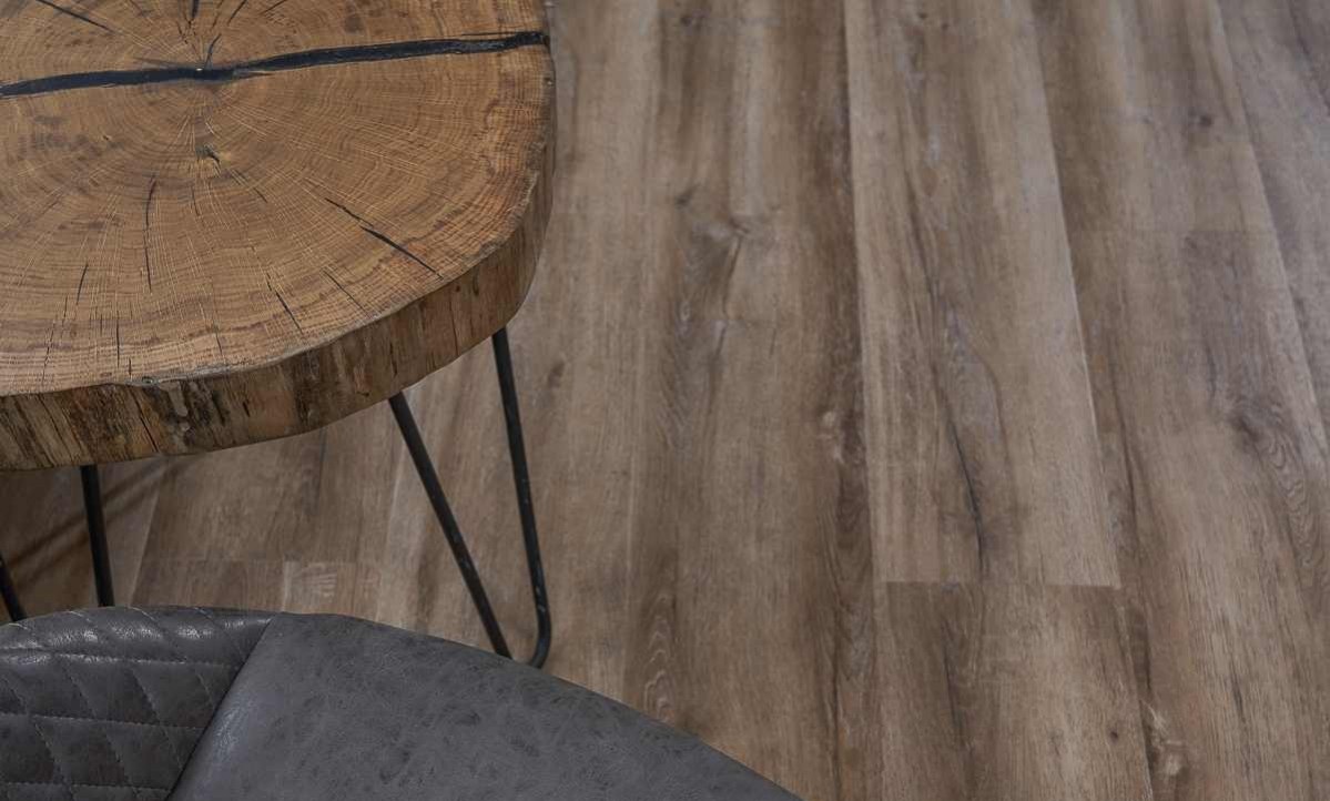 Кварцвиниловый SPC ламинат Vinilam Ceramo Cork Дуб Биль 8895-EIR 1520×225×8 фото в интерьере