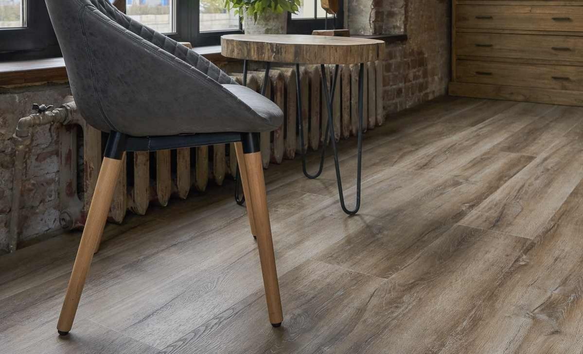 Кварцвиниловый SPC ламинат Vinilam Ceramo Cork Дуб Биль 8895-EIR 1520×225×8 фото в интерьере