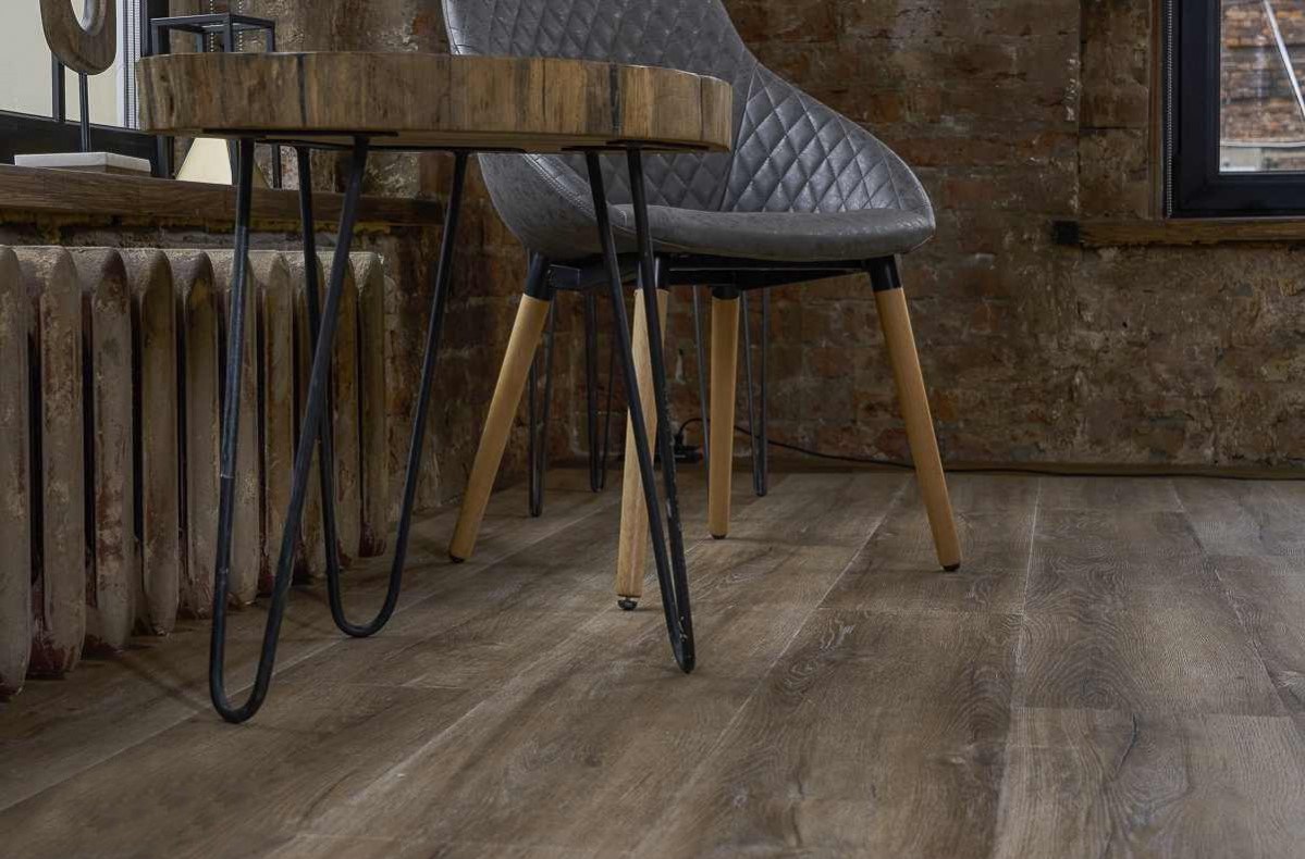 Кварцвиниловый SPC ламинат Vinilam Ceramo Cork Дуб Биль 8895-EIR 1520×225×8 фото в интерьере