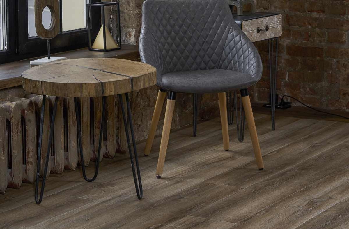 Кварцвиниловый SPC ламинат Vinilam Ceramo Cork Дуб Биль 8895-EIR 1520×225×8 фото в интерьере