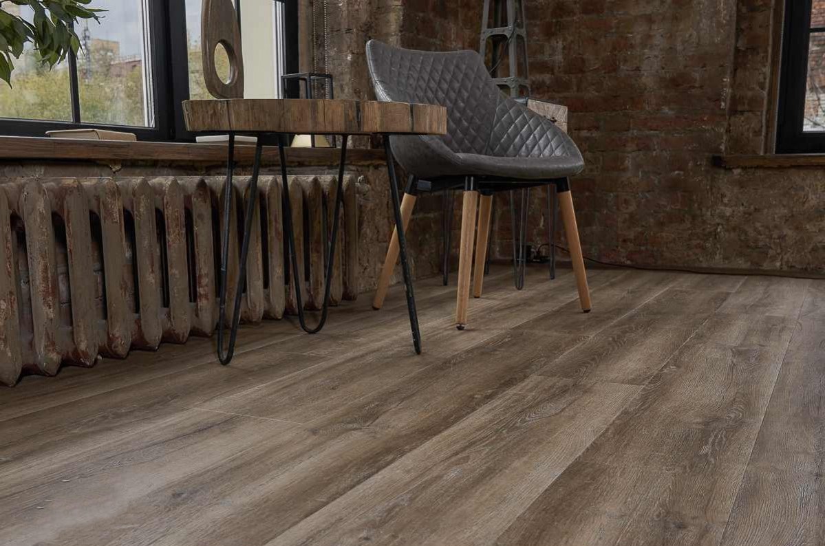 Кварцвиниловый SPC ламинат Vinilam Ceramo Cork Дуб Биль 8895-EIR 1520×225×8 фото в интерьере