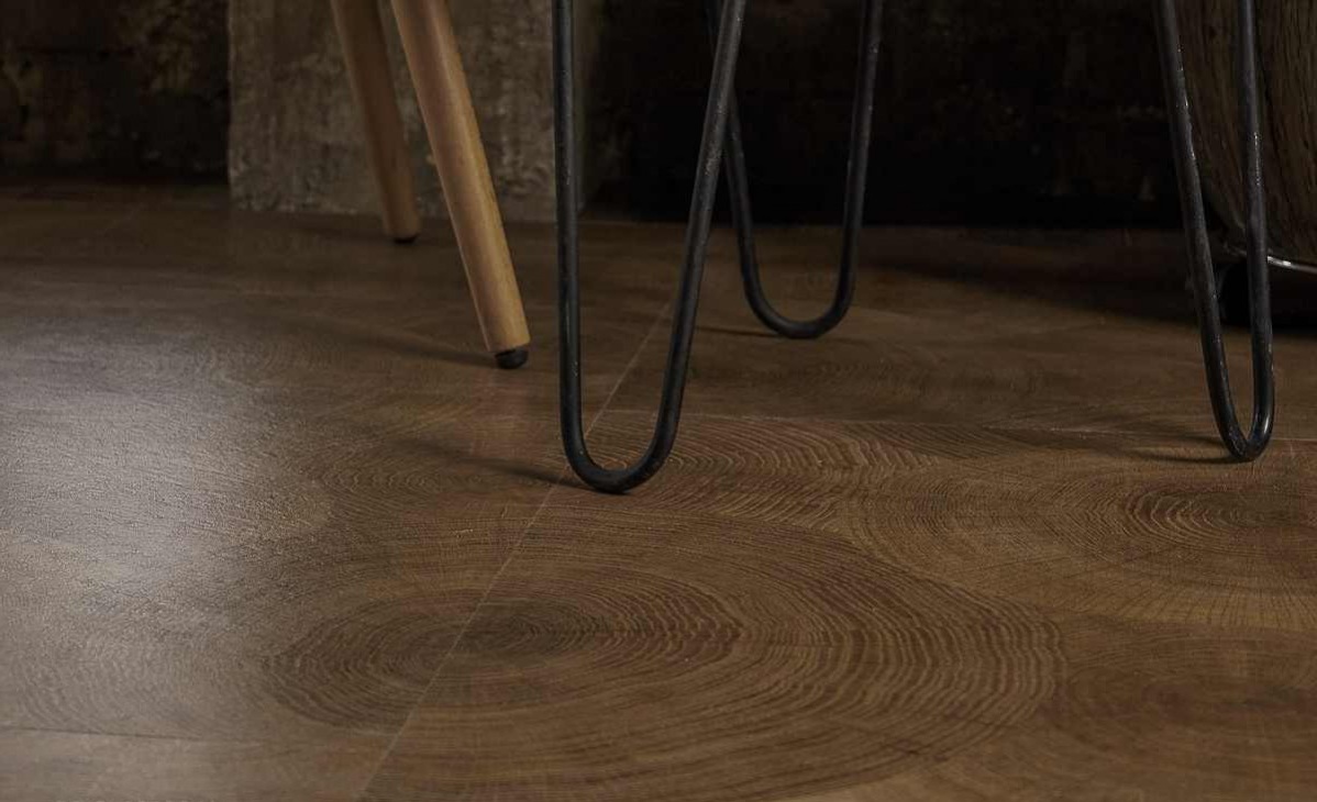 Кварцвиниловый SPC ламинат Vinilam Ceramo Stone Дуб Натуральный 61601 940×470×8 фото в интерьере