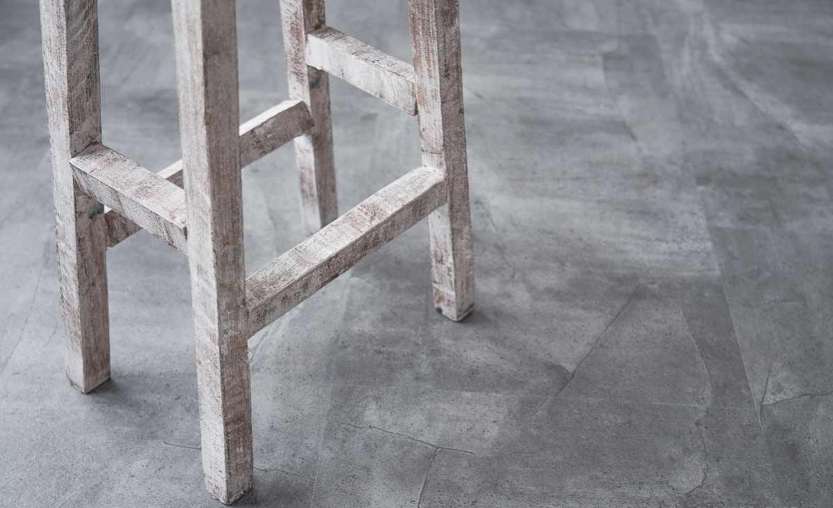 Кварцвиниловый SPC ламинат Vinilam Ceramo Stone Серый Бетон 61602 940×470×8 фото в интерьере