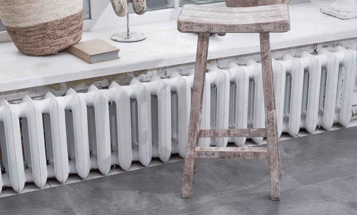 Кварцвиниловый SPC ламинат Vinilam Ceramo Stone Серый Бетон 61602 940×470×8 фото в интерьере