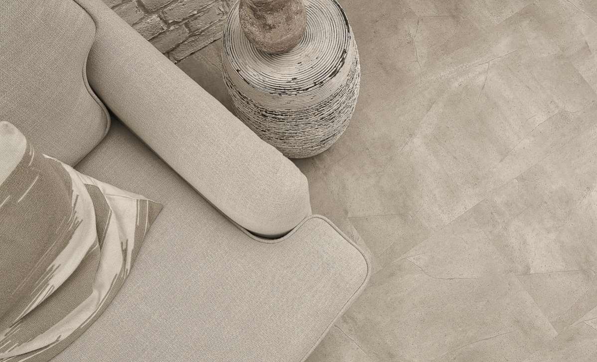 Кварцвиниловый SPC ламинат Vinilam Ceramo Stone Бетонная смесь 61603 940×470×8 фото в интерьере