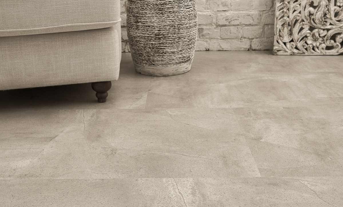Кварцвиниловый SPC ламинат Vinilam Ceramo Stone Бетонная смесь 61603 940×470×8 фото в интерьере