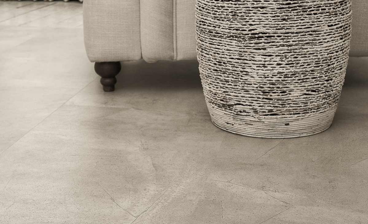 Кварцвиниловый SPC ламинат Vinilam Ceramo Stone Бетонная смесь 61603 940×470×8 фото в интерьере