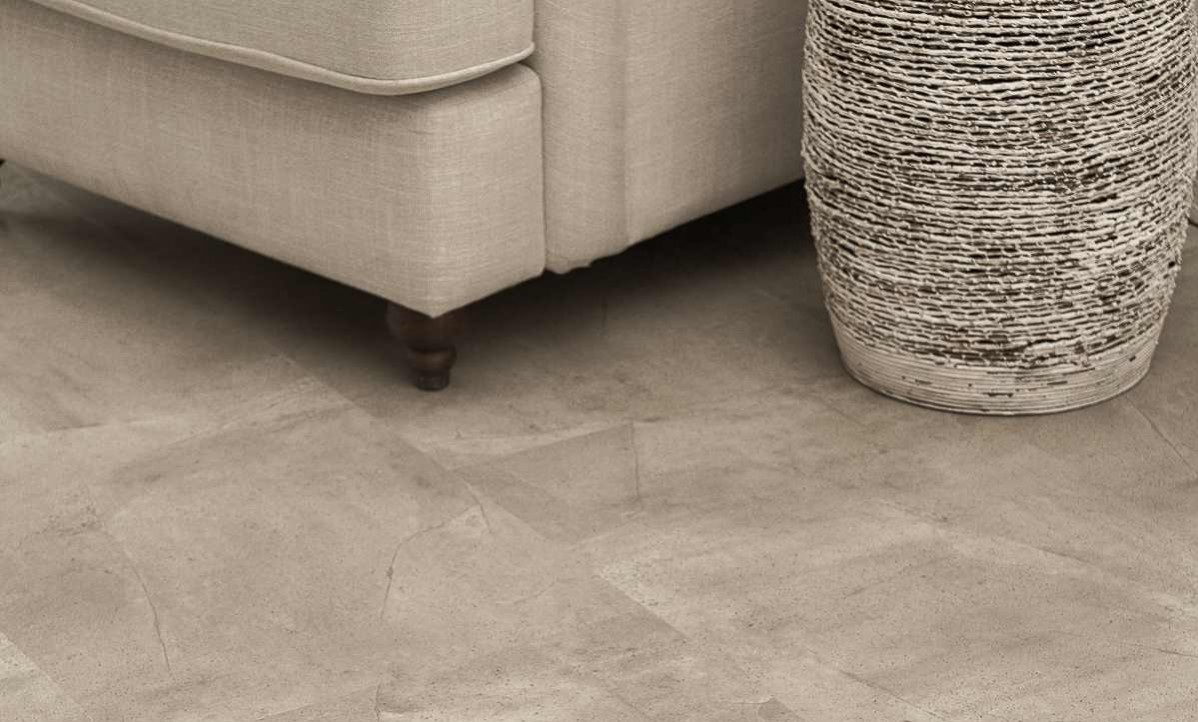 Кварцвиниловый SPC ламинат Vinilam Ceramo Stone Бетонная смесь 61603 940×470×8 фото в интерьере