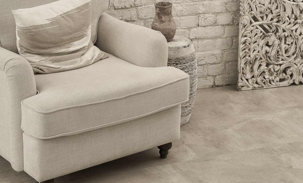 Кварцвиниловый SPC ламинат Vinilam Ceramo Stone Бетонная смесь 61603 940×470×8 фото в интерьере