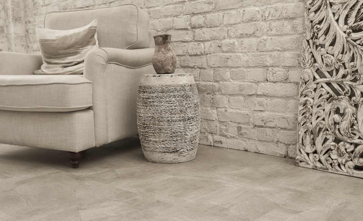 Кварцвиниловый SPC ламинат Vinilam Ceramo Stone Бетонная смесь 61603 940×470×8 фото в интерьере