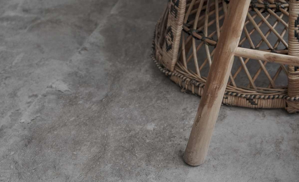 Кварцвиниловый SPC ламинат Vinilam Ceramo Stone Сланцевый Камень 61605 940×470×8 фото в интерьере