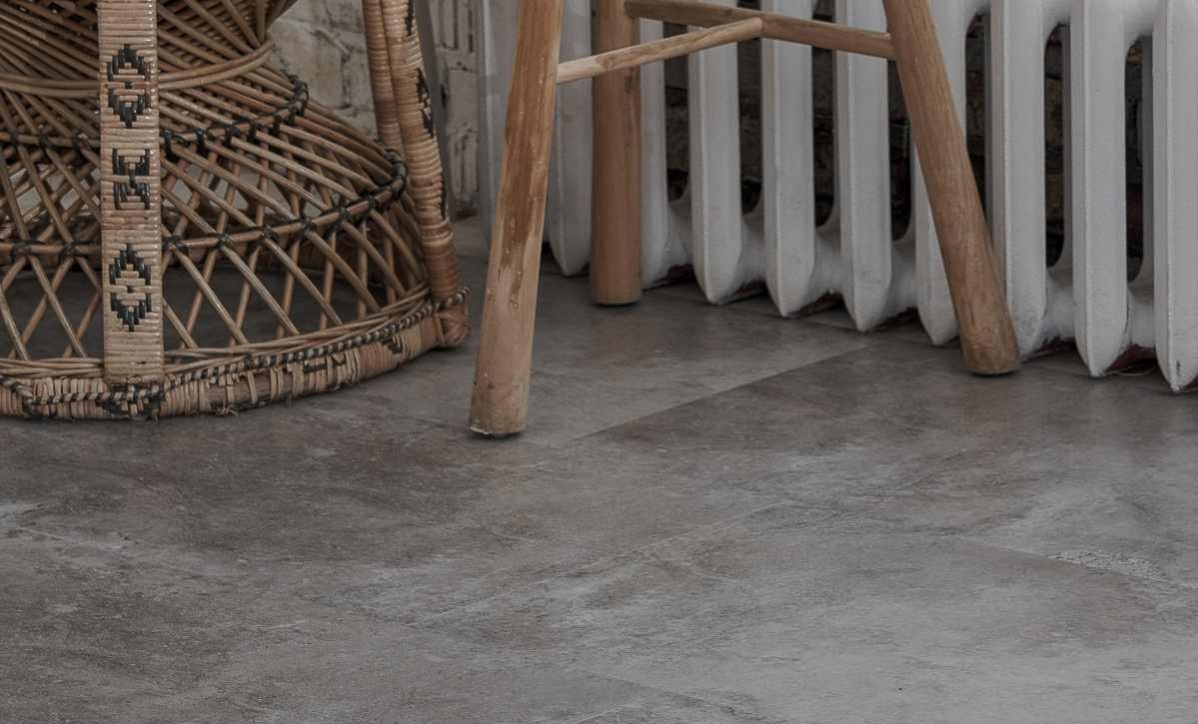 Кварцвиниловый SPC ламинат Vinilam Ceramo Stone Сланцевый Камень 61605 940×470×8 фото в интерьере